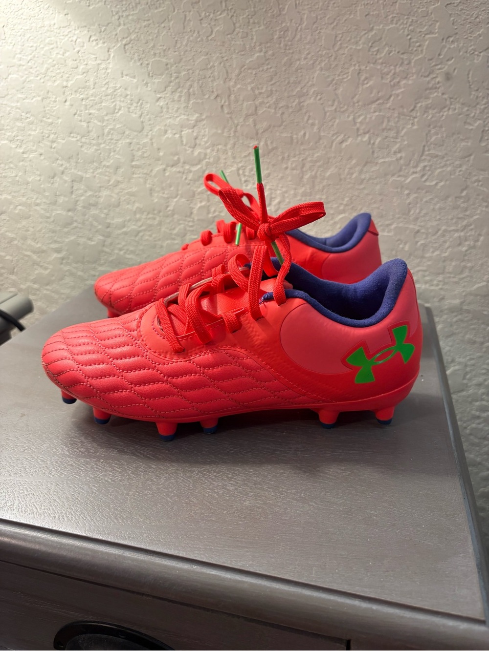 Uni-sex Under Armour Coral-Pink Soccer Cleats with Green Logo size 4Y